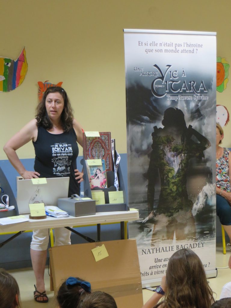 Présentation école Pagnol - Nathalie Bagadey et le kakemono ouvert